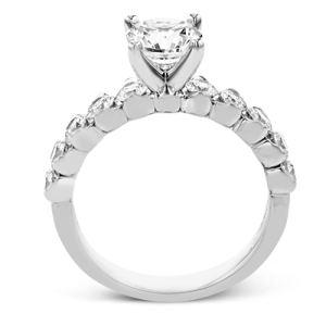 Engagement Ring in 18k Gold with Diamonds